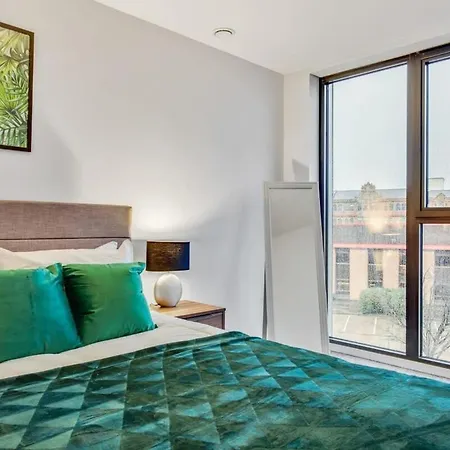 Stylish And Bright 1 Bedroom Flat In *